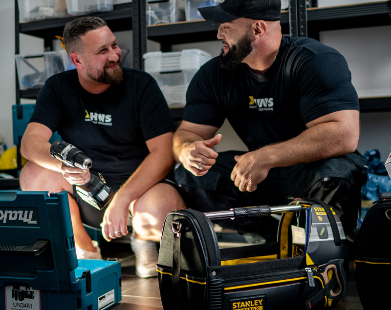 Zwei Handwerkship-Monteure im Gespräch