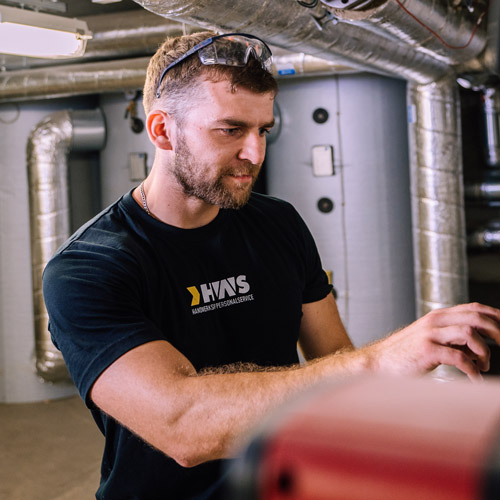 Handwerkship-Monteur bei der Arbeit an der Heizungsanlage