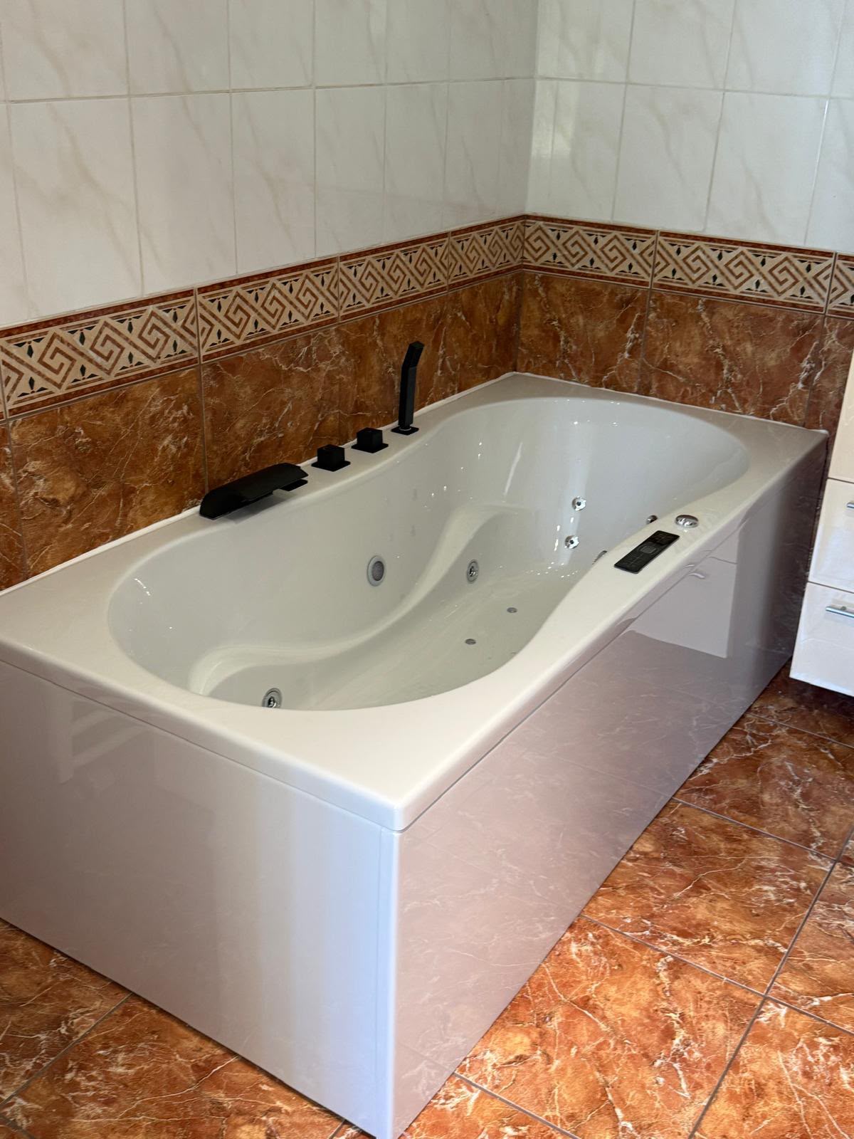 Badsanierung mit Whirlpool-Wanne