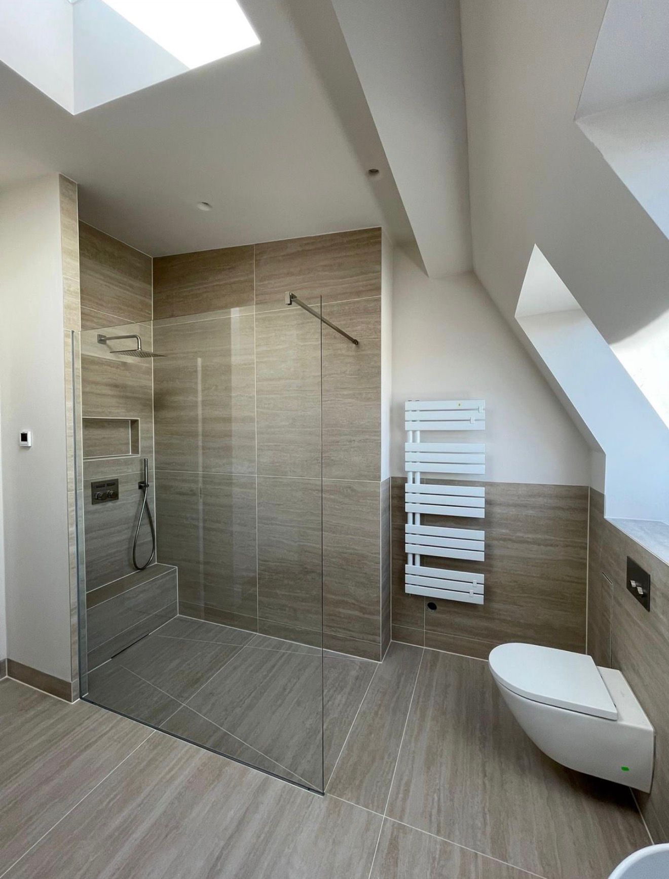 Dachgeschoss-Bad mit freistehender Wanne und Walk-In Dusche